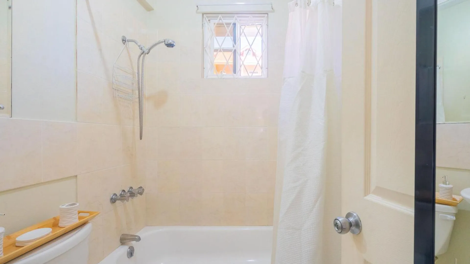 Musgrave Annex- Comfy 1 Bedroom Apartment On The Ground Floor Κίνγκστον