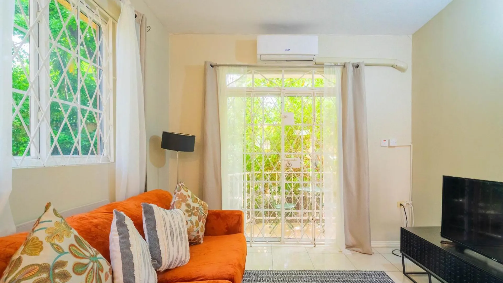 Musgrave Annex- Comfy 1 Bedroom Apartment On The Ground Floor Κίνγκστον