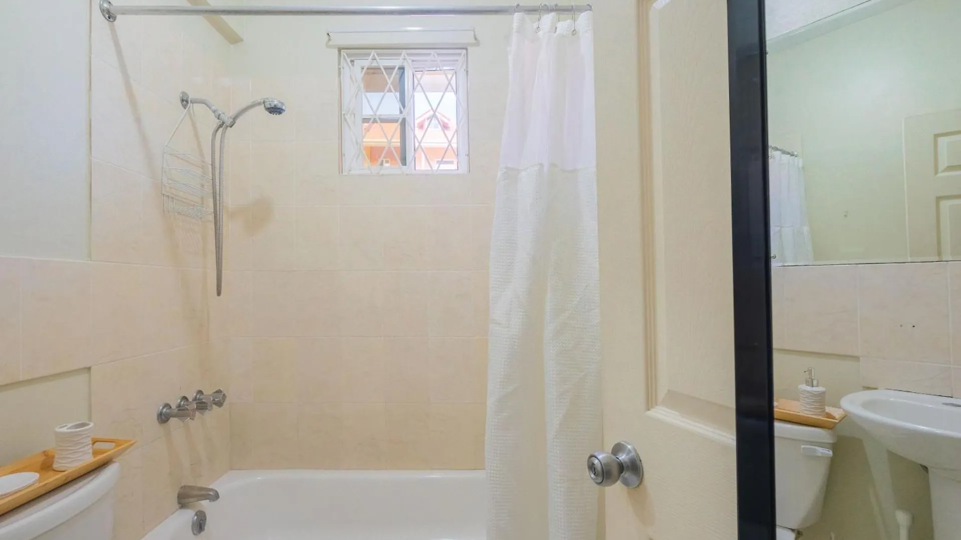Musgrave Annex- Comfy 1 Bedroom Apartment On The Ground Floor Κίνγκστον Τζαμάικα